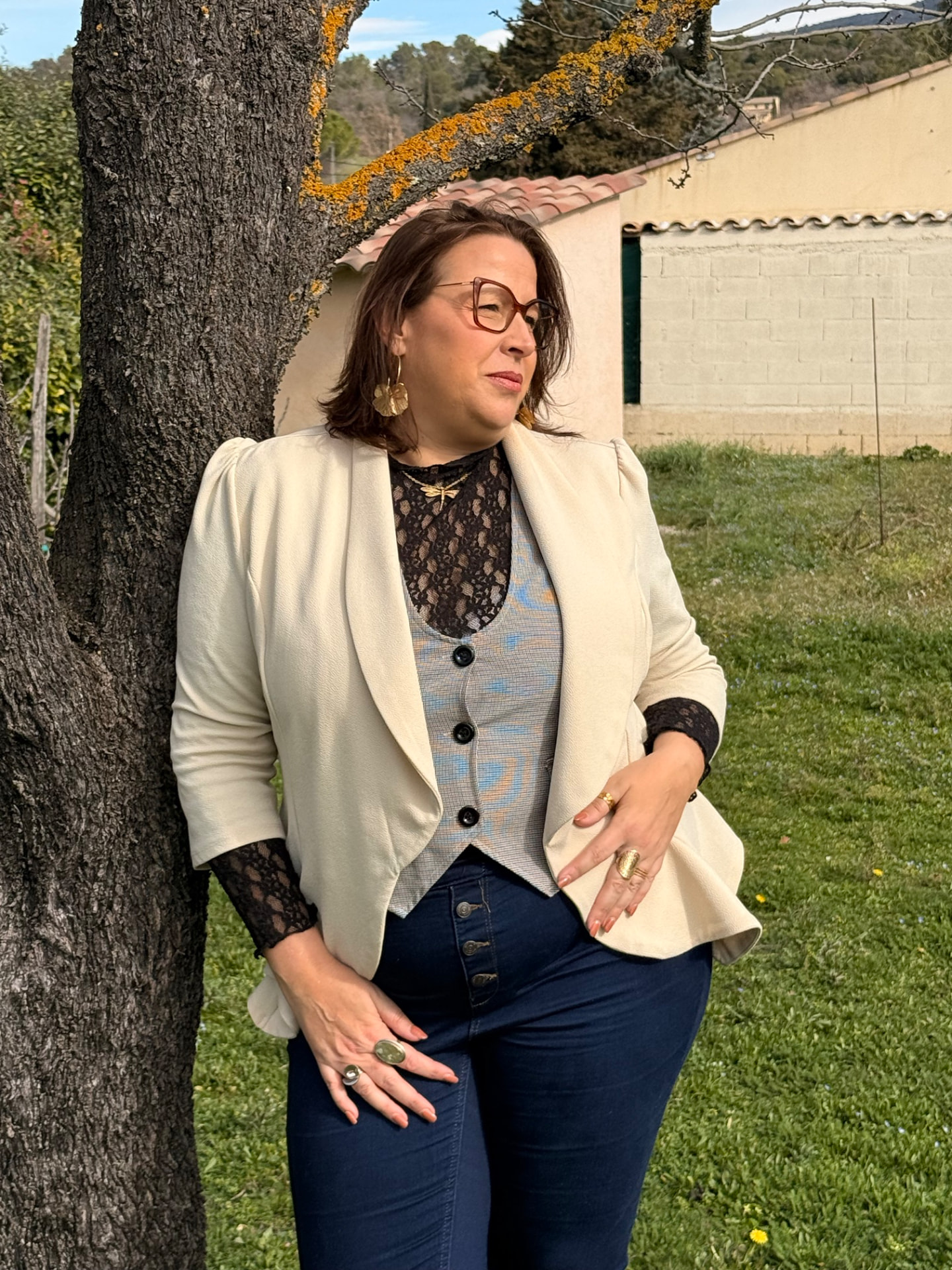 Gwenaëlle Vassort contre un arbre